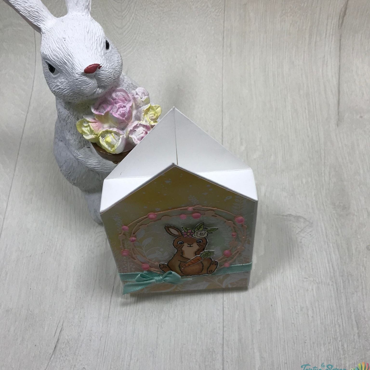 Je vous offre le tutoriel d'une Jolie boîte de Pâques - La Tortue Scrap