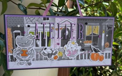 🎨Comment créer une pancarte en scrapbooking avec la collection Même Pas Peur ?Une pancarte rigolote avec la collection Même Pas Peur – Replay du live créatif 🎨